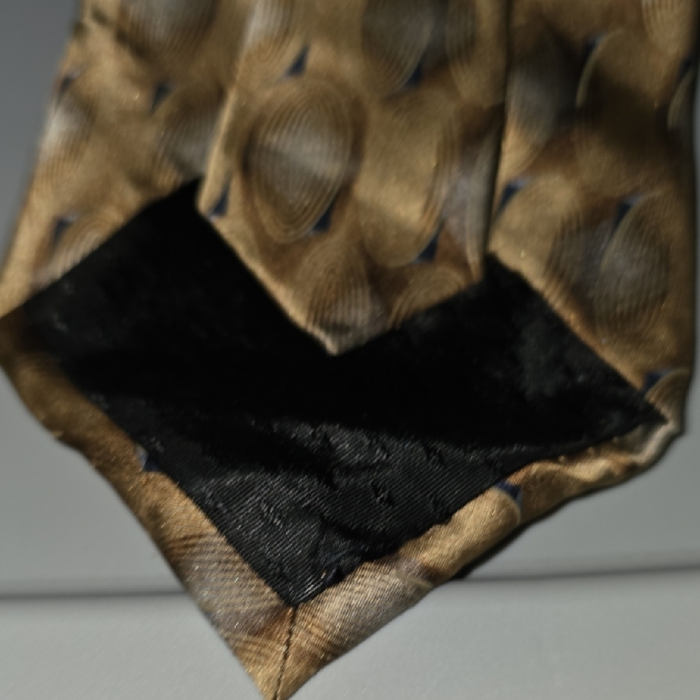 (J28) Bill Blass Gold and Brown Swirl Tie - Picture 3 of 3